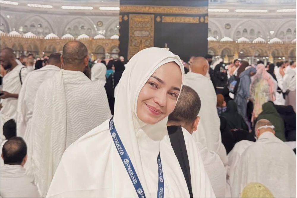 9 Potret Enzy Storia Umrah di Bulan Ramadan 2025, Pertama Kali!