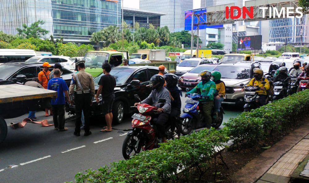 Diduga Ngantuk, Minibus Tabrak Median Jalur TransJakarta di Kuningan