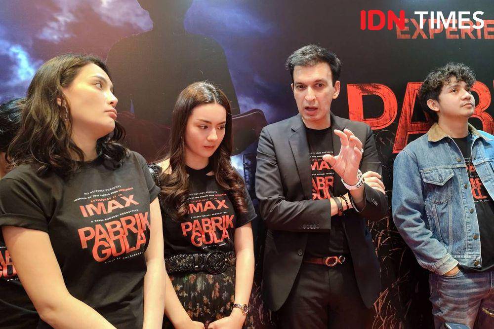 Manoj Punjabi dan cast Pabrik Gula di Agora Mall XXI, Jakarta Pusat, Senin (17/3/25) (dok. IDN Times/Shandy Pradana)