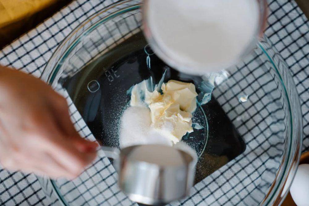 ilustrasi perbandingan butter dan mentega (pexels.com/Felicity Tai)