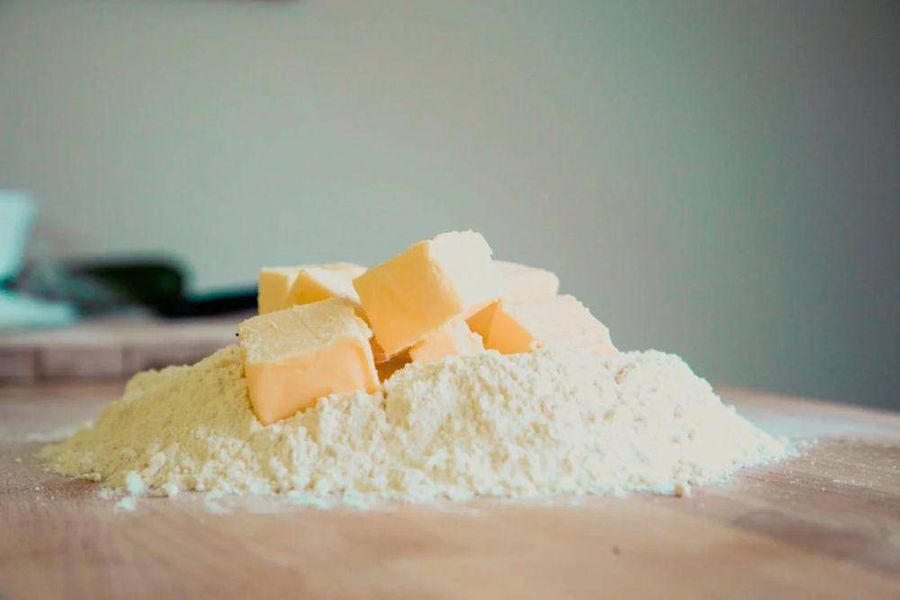 ilustrasi perbandingan butter dan mentega (pexels.com/Markus Spiske)