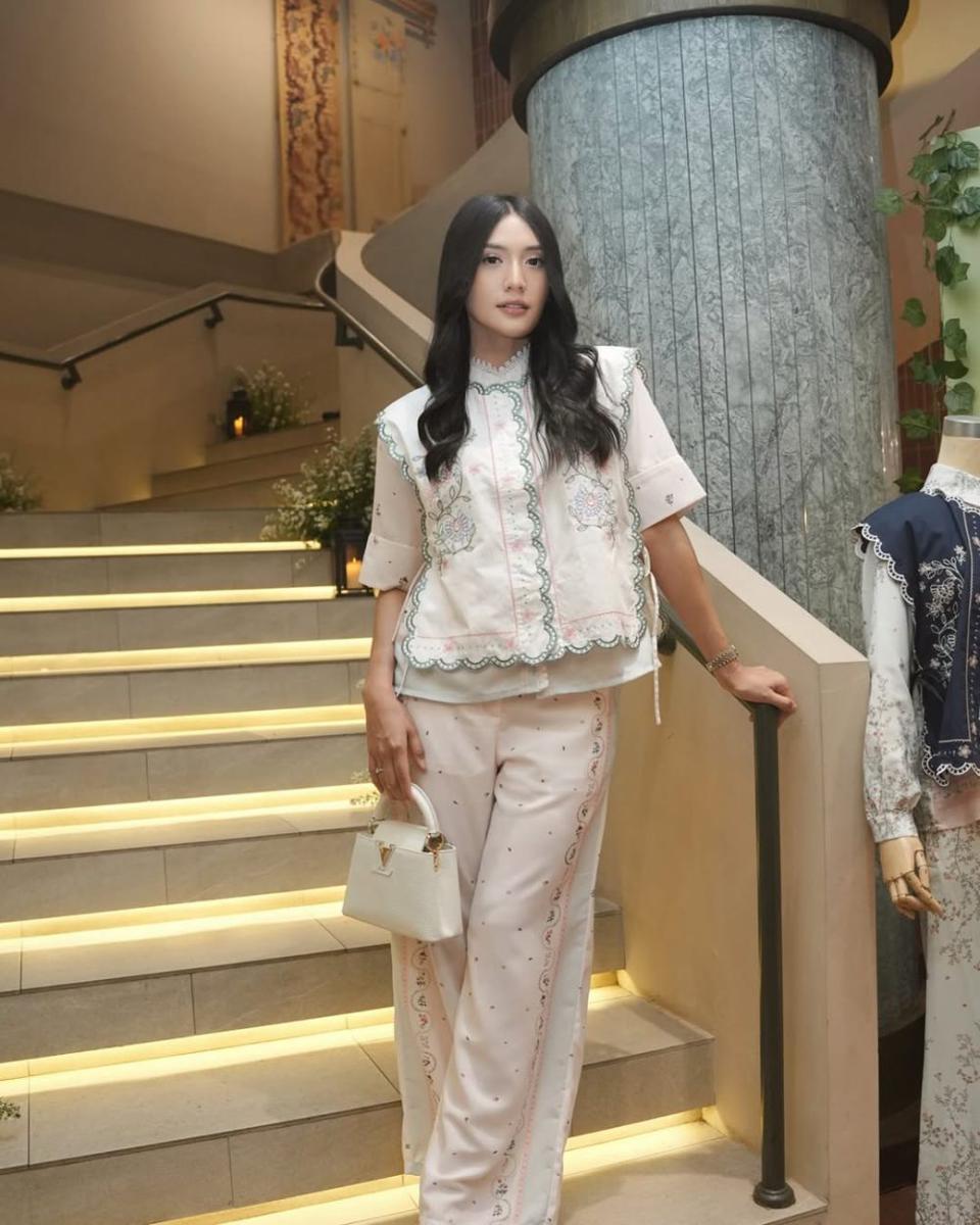 inspirasi baju modest untuk Lebaran ala Anissa Aziza (instagram.com/anissaaziza)