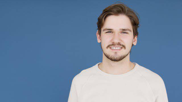 ilustrasi model jenggot tipis pria (pexels.com/Artem Podrez)