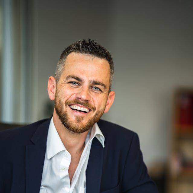 ilustrasi model rambut pria untuk interview (pexels.com/Lubomir Satko)