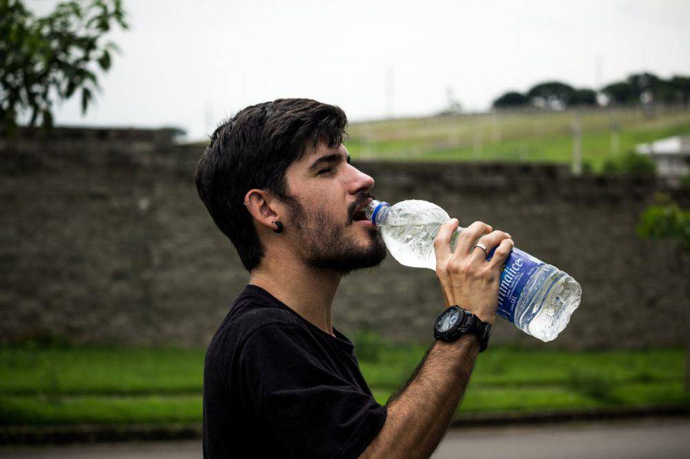 ilustrasi minum air (pexels.com/Maurício Mascaro)