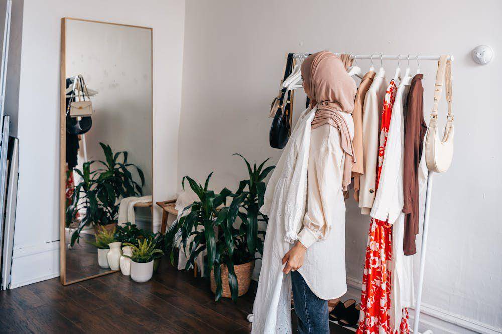 ilustrasi wanita sedang mencoba baju lama untuk persiapan lebaran (pexels.com/PNW Production)