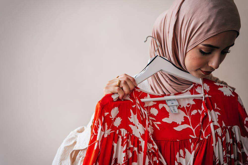 ilustrasi wanita sedang mencoba tunik (pexels.com/PNW Production)