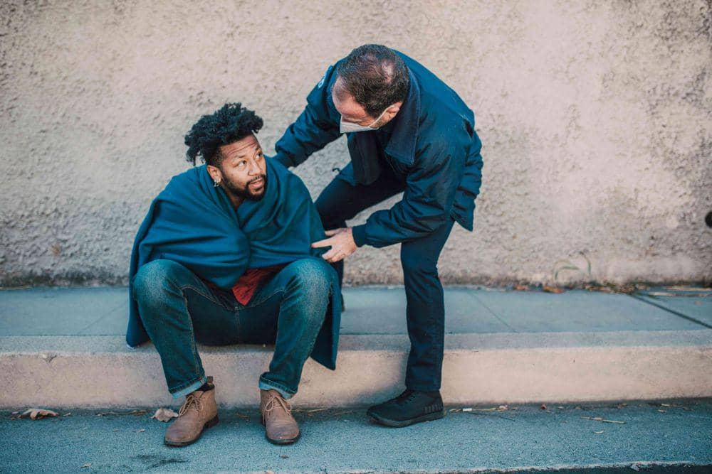 Ilustrasi menolong seseorang.