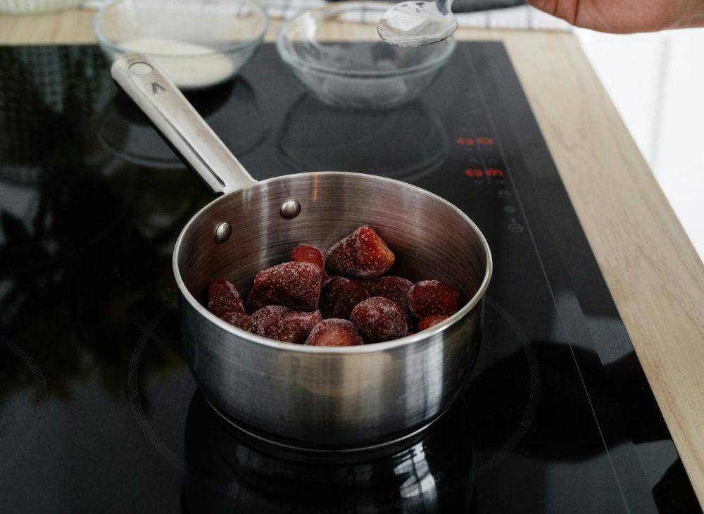 ilustrasi membuat strawberry dessert (pexels.com/SHVETS production)