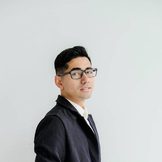 ilustrasi model rambut pria untuk interview (pexels.com/Sydney Sang)