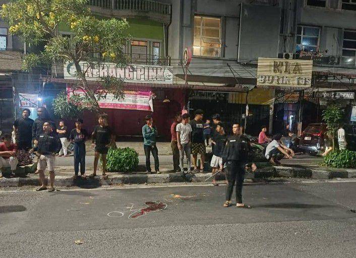 suasana setelah tawuran di Jalan Halat, satu remaja terkena sajam yang menancap di punggungnya (dok.istimewa)
