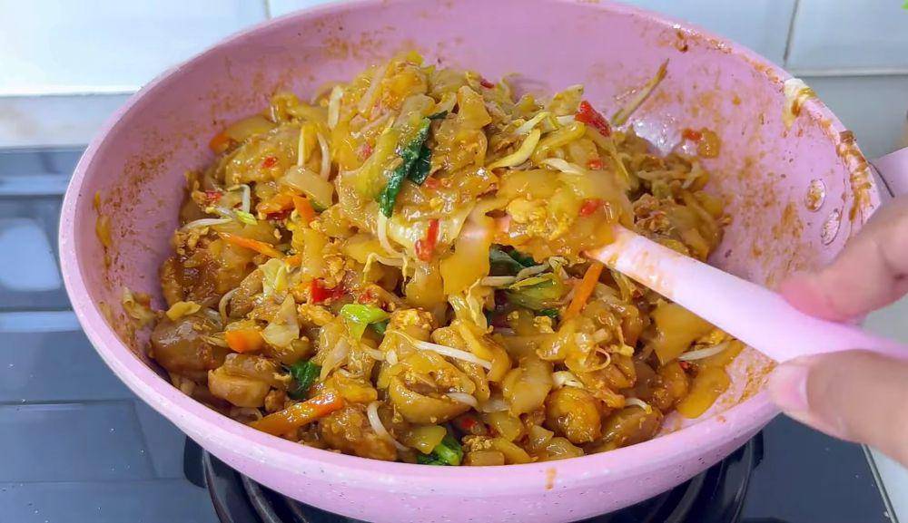 ilustrasi memasak kwetiau goreng bumbu Jawa (YouTube.com/Ika Mardatillah)