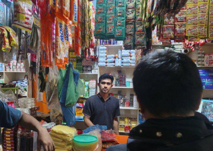Rizky selaku pemilik kedai kelontong yang dijarah perampok (IDN Times/Eko Agus Herianto)