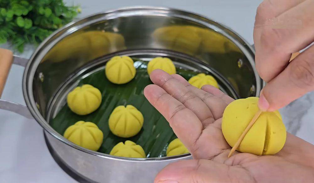 ilustrasi membuat kue bugis ubi kuning (YouTube.com/Rania Kitchen)
