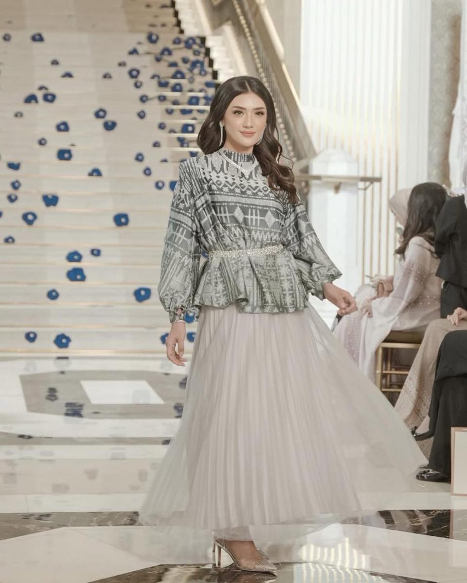 inspirasi baju modest untuk Lebaran ala Anissa Aziza (instagram.com/anissaaziza)