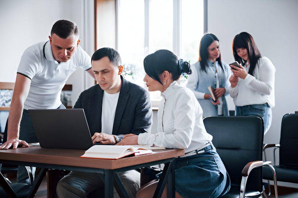 ilustrasi rapat dengan atasan (freepik.com/standret)