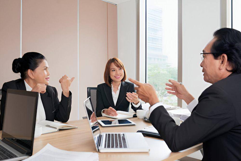 ilustrasi rapat dengan atasan (freepik.com/pressfoto)