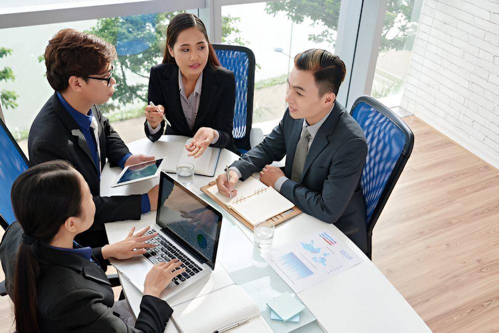 ilustrasi rapat dengan atasan (freepik.com/pressfoto)