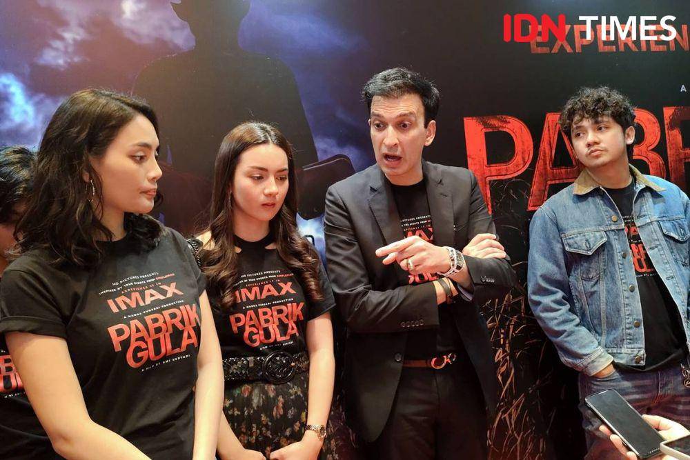Manoj Punjabi dan cast Pabrik Gula di Agora Mall XXI, Jakarta Pusat, Senin (17/3/25) (dok. IDN Times/Shandy Pradana)