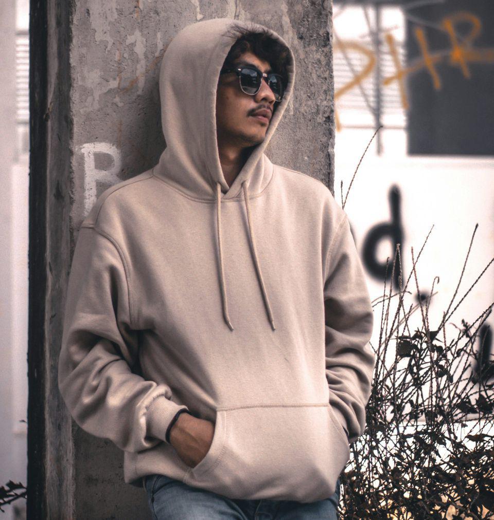 ilustrasi hoodie dengan saku kanguru (unsplash.com/@theian20)