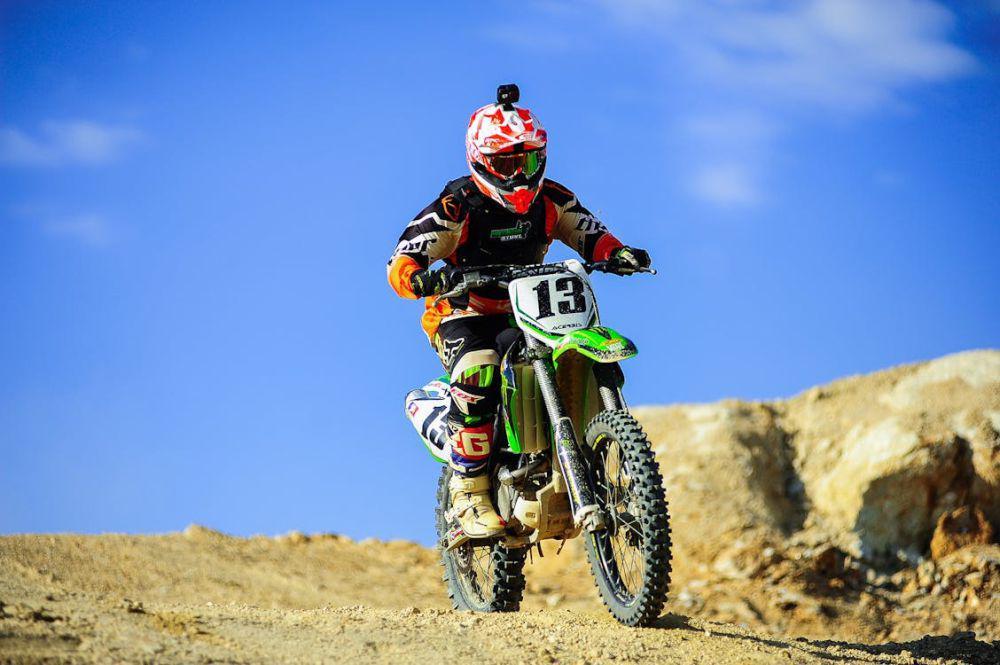 ilustrasi mengendarai motor trail (pexels.com/punlob)