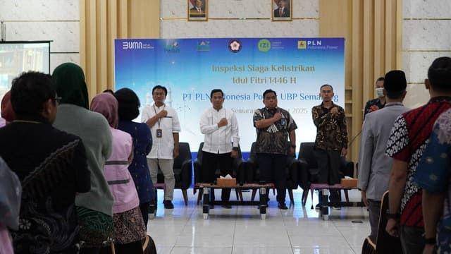 Direktur Operasi Pembangkit Gas PLN Indonesia Power, Djoko Mulyono dan Senior Manajer PLN IP Semarang Erwin Putranto saat acara siaga kelistrikan. (IDN Times/Fariz Fardianto)