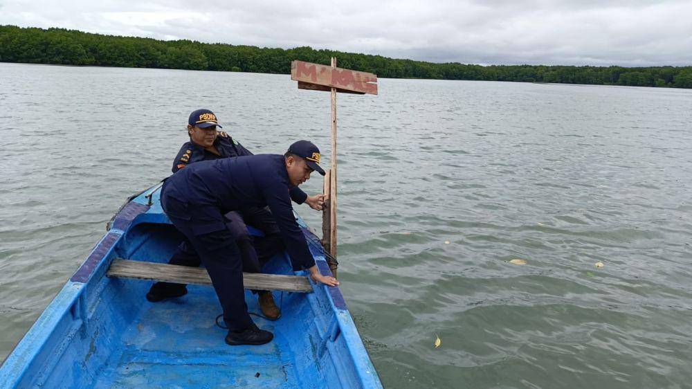 Pemasangan patok laut secara sembarangan seperti ini jelas tidak dibenarkan. (Dok. DKP Kaltim)