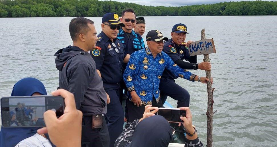 DKP Kaltim Bongkar 40 Patok Laut Ilegal di Bontang Kuala