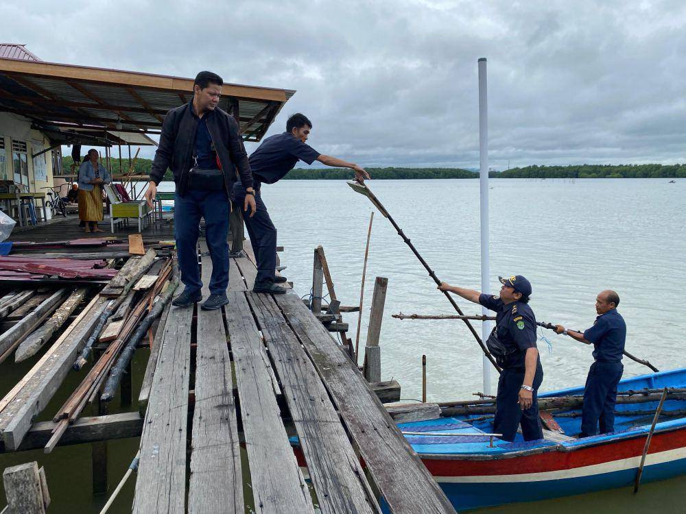 Penertiban dilakukan setelah ditemukan adanya kawasan laut sepanjang 800 meter yang diklaim secara ilegal oleh masyarakat setempat. (Dok. DKP Kaltim)