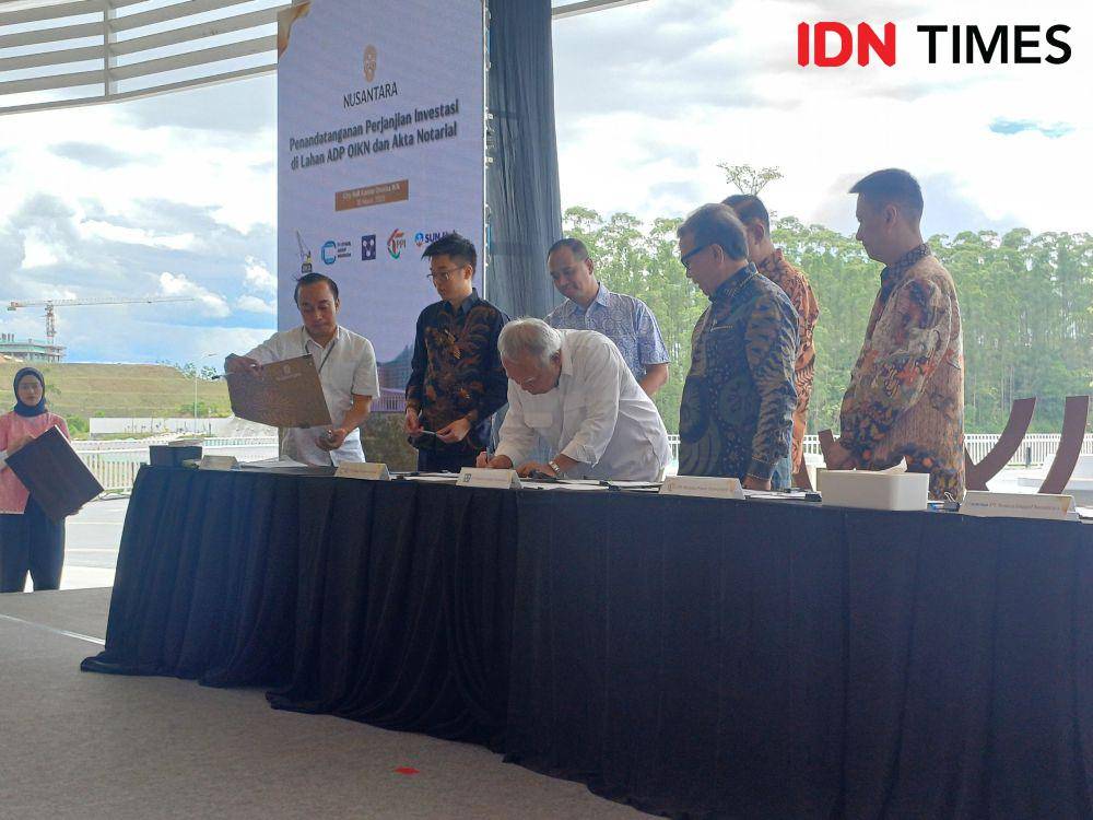 Penandatanganan perjanjian investasi di lahan ADP OIKN dan Akta Notarial antara OIKN dan lima investor, Selasa (18/3/2025) siang. (IDN Times/Erik Alfian)