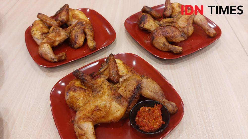 Salah satu promo menarik adalah paket tiga ekor ayam yang hanya dibanderol Rp99 ribu. (IDN Times/Erik Alfian)