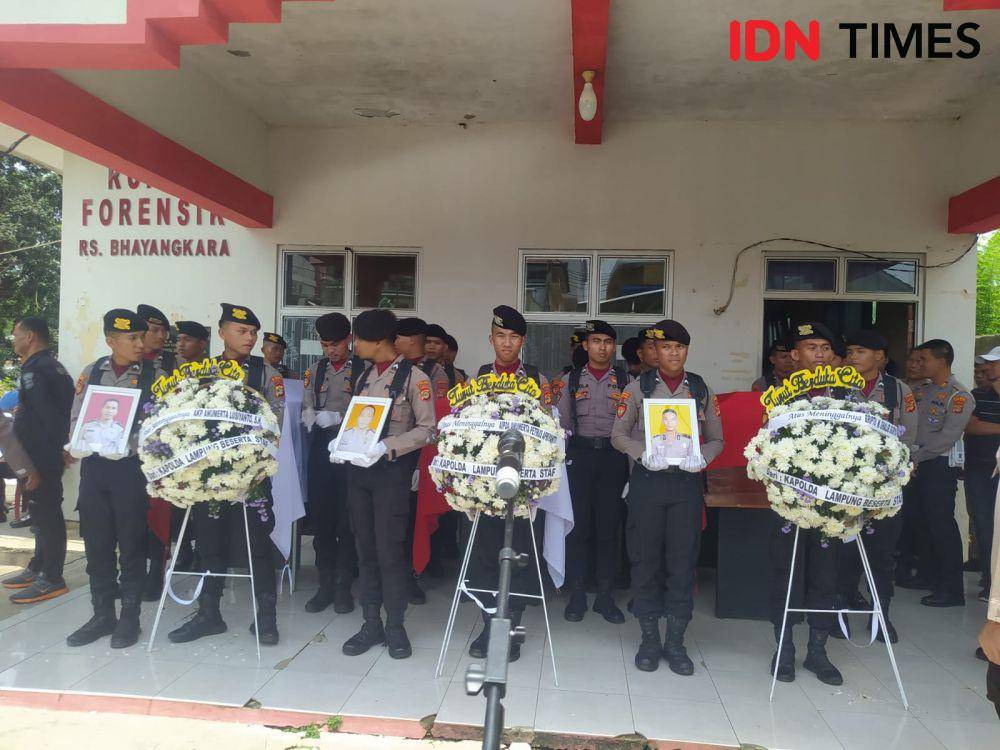 Potret jenazah tiga anggota Polri jelang diberangkatkan ke rumah duka, Selasa (18/3/2025).  (IDN Times/Martin L Tobing)