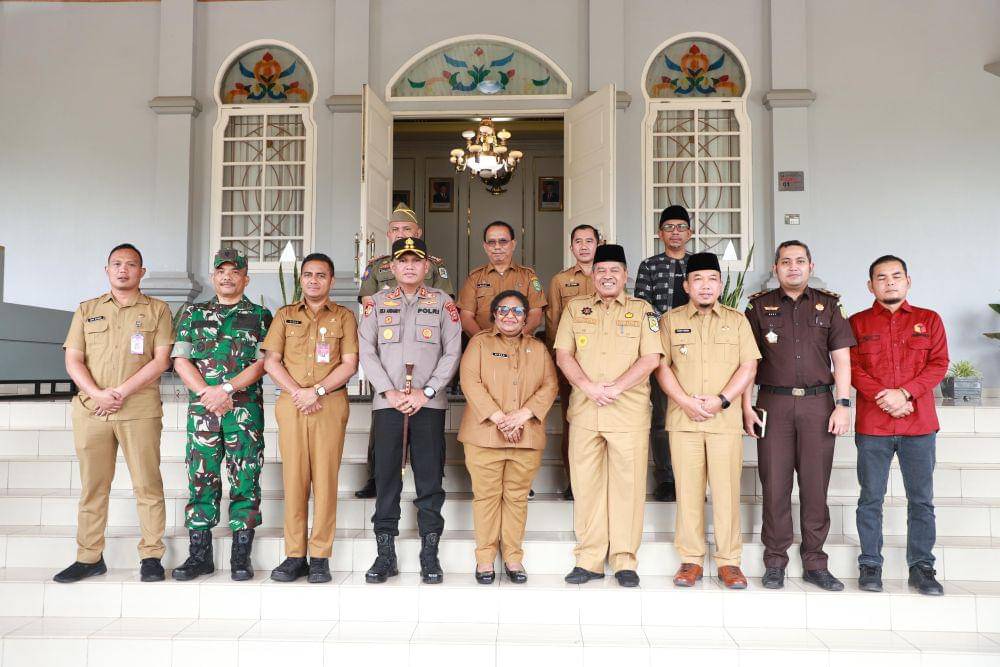Wakil Menteri Dalam Negeri (Wamendagri) Ribka Haluk meninjau persiapan pelaksanaan Pemungutan Suara Ulang (PSU) di Kabupaten Siak, Riau, pada Selasa (18/3). (dok. Kemendagri)