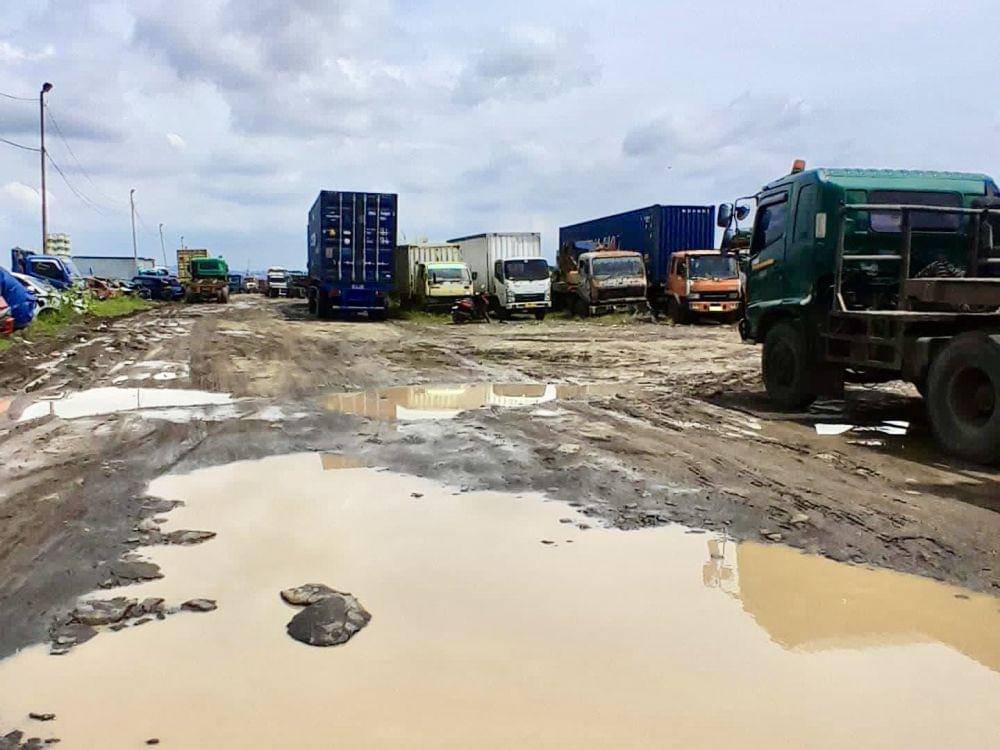 Pengusaha truk di Semarang melakukan mogok jalan sebagai bentuk protes terhadap Surat Keputusan Bersama (SKB) yang melarang operasional angkutan barang sumbu tiga pada momen mudik Lebaran 2025 mulai hari ini, Kamis (20/3/2025). (IDN Times/bt)