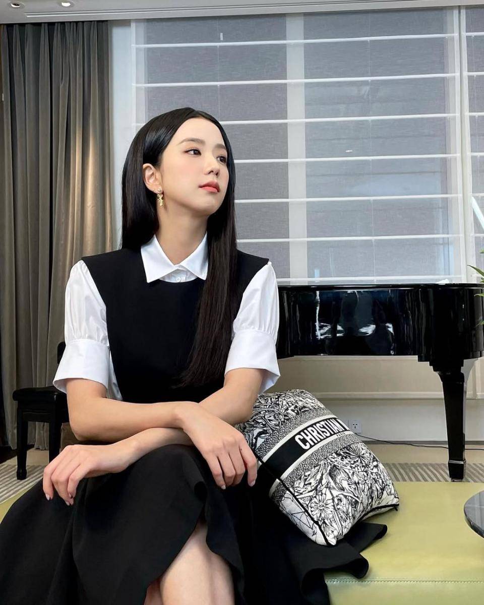 gaya clean outfit ala Jisoo BLACKPINK (instagram.com/sooyaaa__)