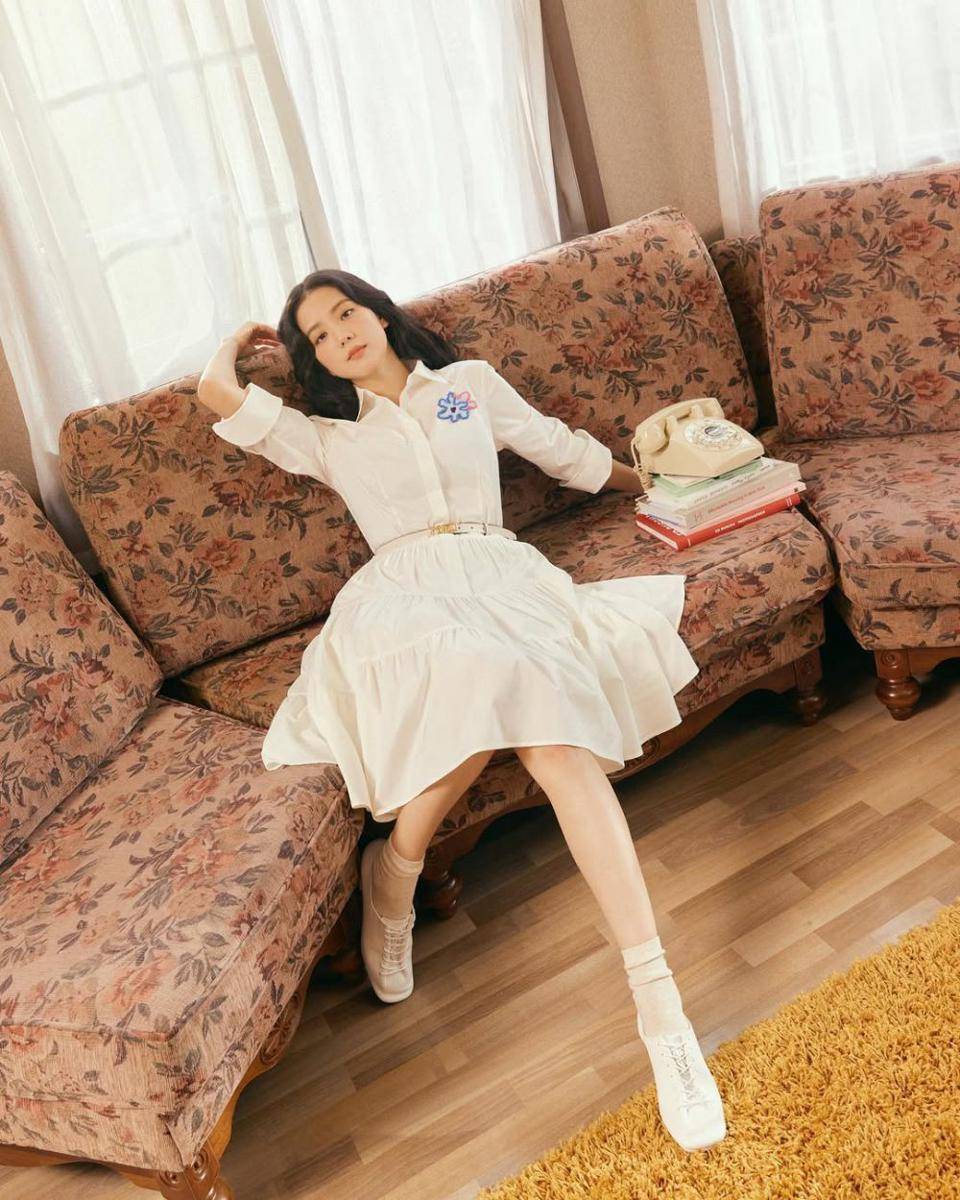 gaya clean outfit ala Jisoo BLACKPINK (instagram.com/sooyaaa__)