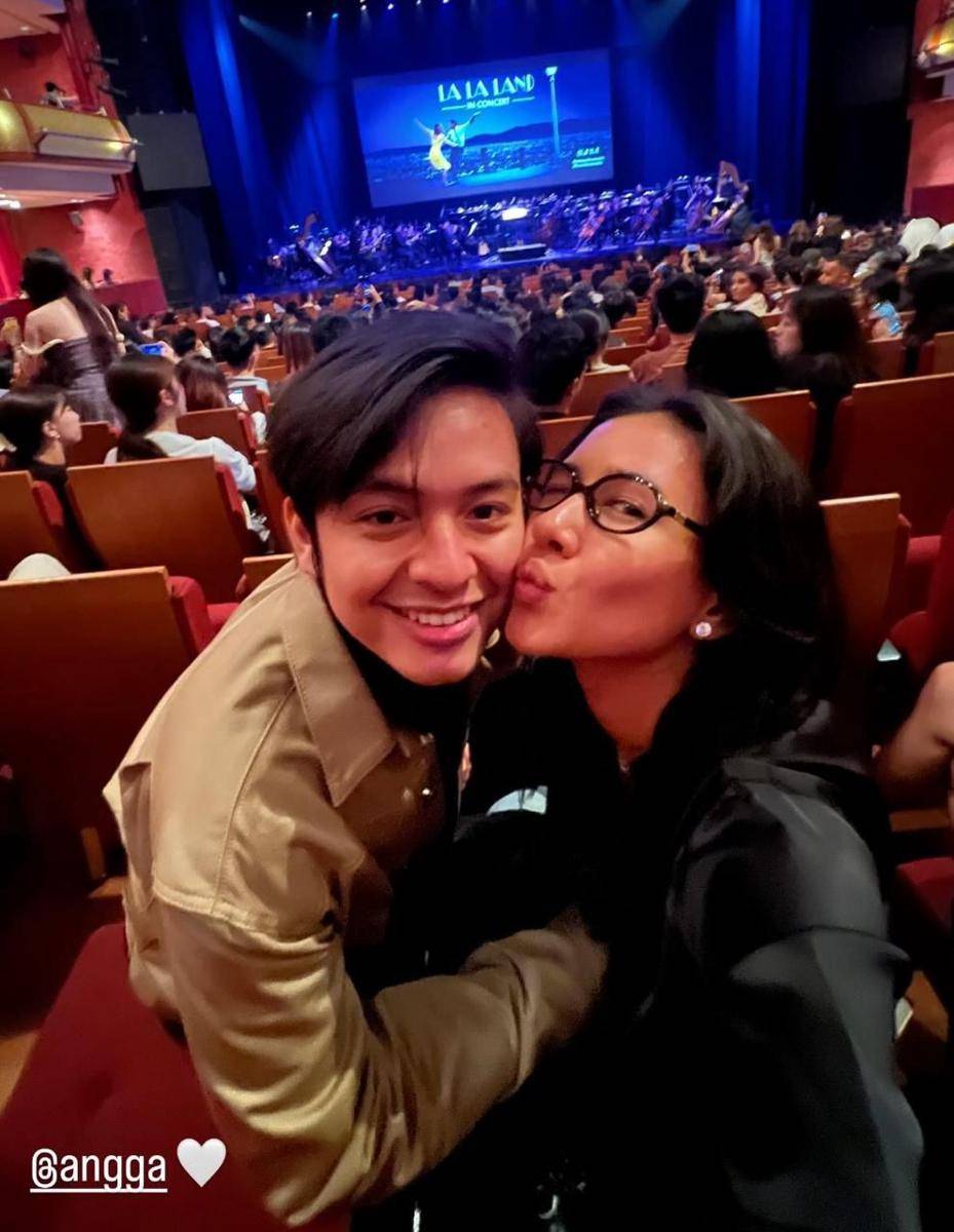 Artis nonton Lalaland in Concert (instagram.com/sheninacinnamon)