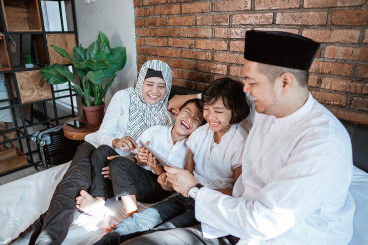 Ilustrasi rayakan lebaran dengan keluarga kecil (freepik.com/odua)