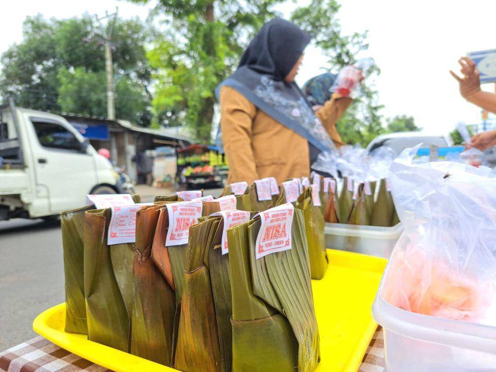 hidangan khas untuk berbuka puasa. Di Kabupaten Cirebon, salah satu takjil yang banyak dicari adalah botok roti.