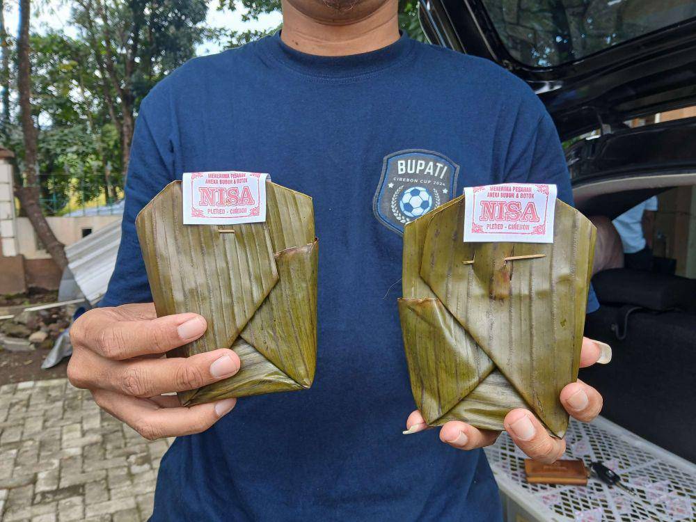 hidangan khas untuk berbuka puasa. Di Kabupaten Cirebon, salah satu takjil yang banyak dicari adalah botok roti.