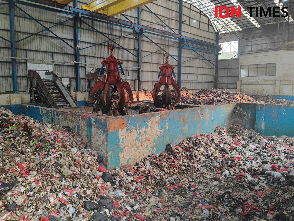 Pengelolaan sampah di TPST Bantargebang Bekasi. (IDN Times/Imam Faishal)