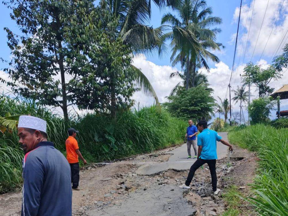 Salah satu jalan Kabupaten yang mengalami kerusakan di Kecamatan Suralaga Lotim (IDN Times/Istimewa)