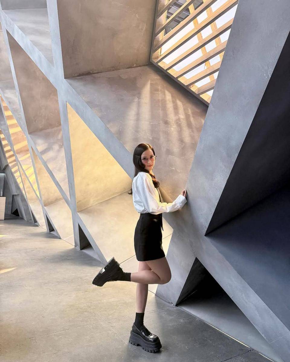 gaya clean outfit ala Jisoo BLACKPINK (instagram.com/sooyaaa__)
