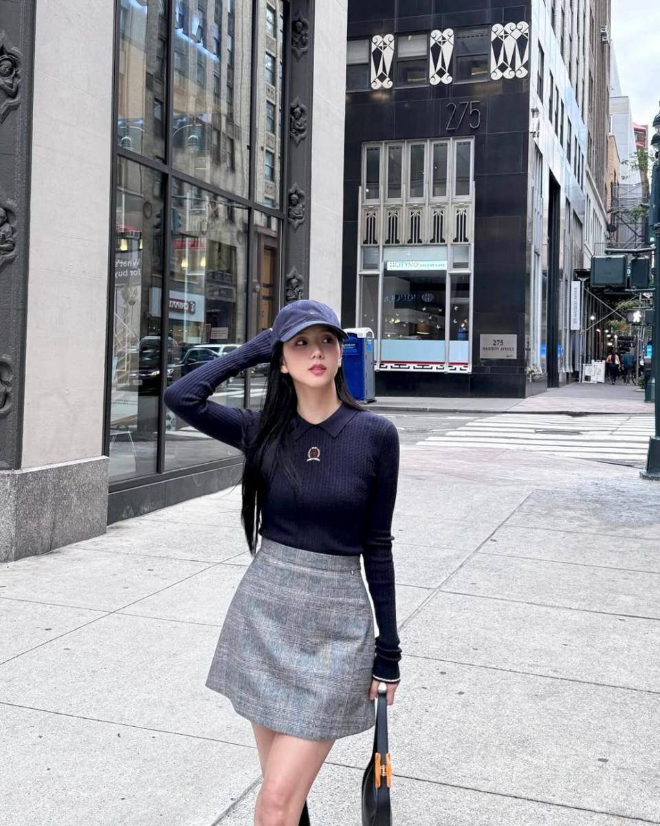 gaya clean outfit ala Jisoo BLACKPINK (instagram.com/sooyaaa__)
