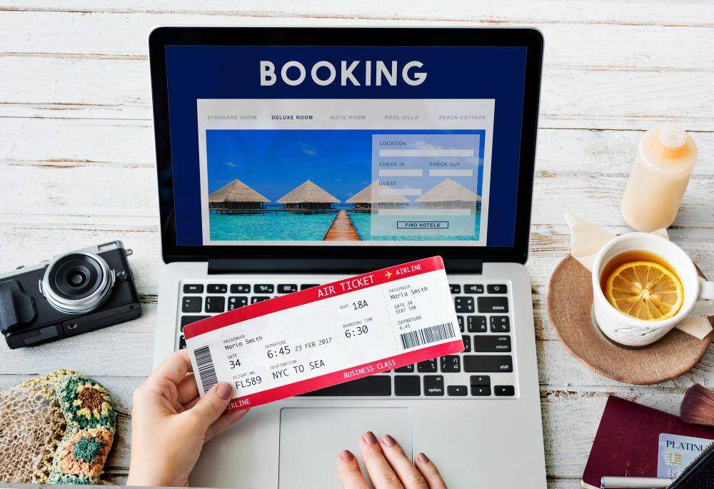 ilustrasi seseorang boking tiket pesawat (freepik.com/rawpixel.com)