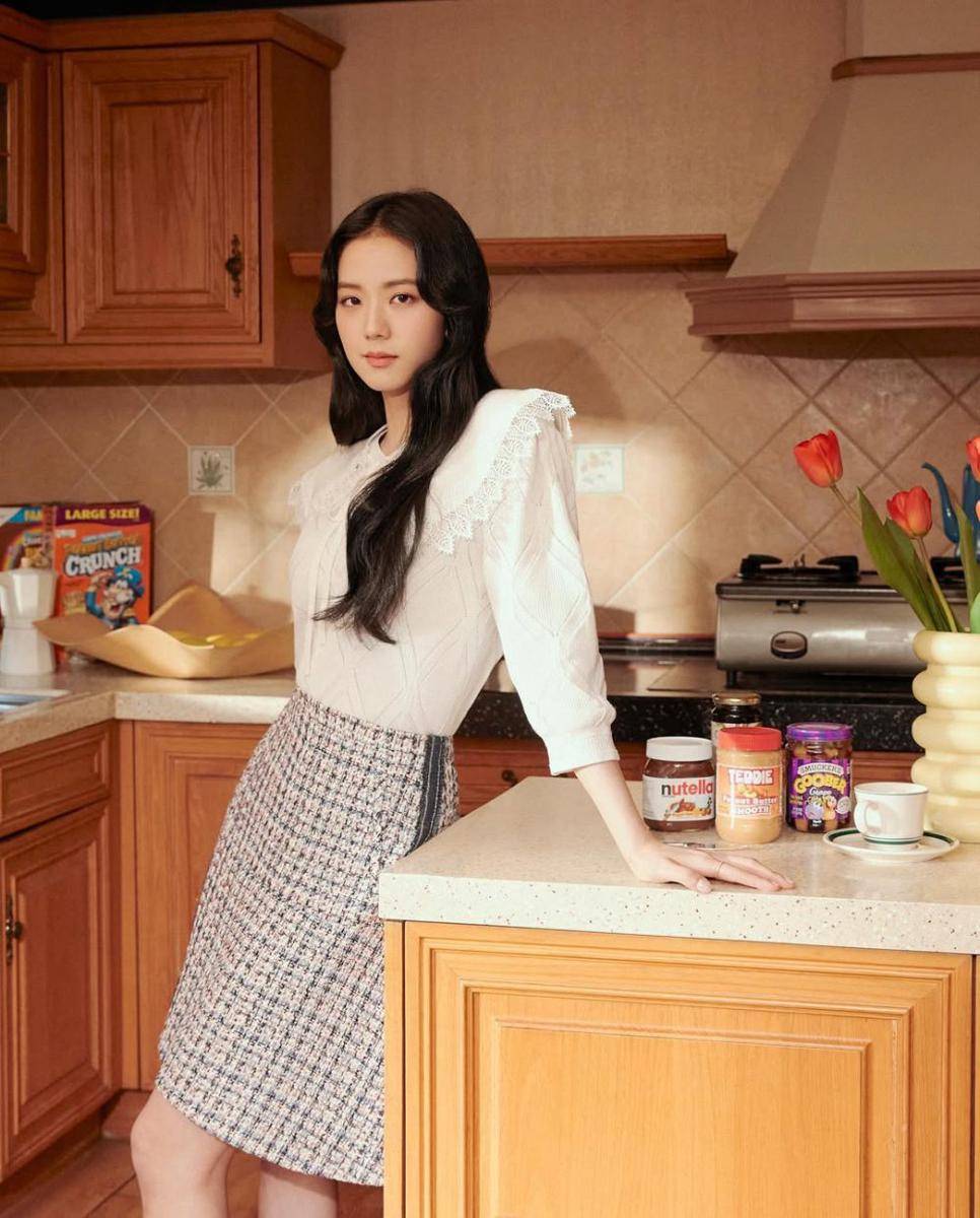 gaya clean outfit ala Jisoo BLACKPINK (instagram.com/sooyaaa__)