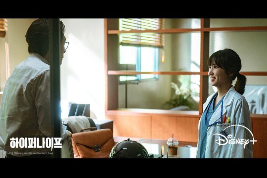 Choi Deok Hee (Seol Kyung Gu) dan Jeong Se Ok (Park Eun Bin) di drakor Hyper Knife (dok. Disney+Hotstar/Hyper Knife)