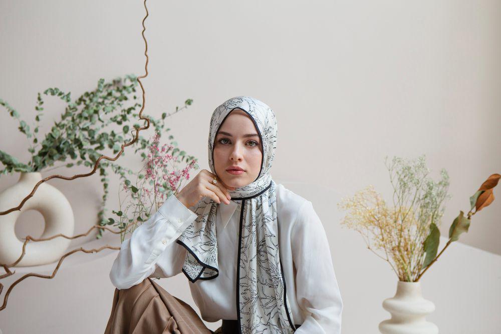5 Cara Styling Kemeja Putih Wanita untuk Lebaran, Siap Tampil Ciamik?