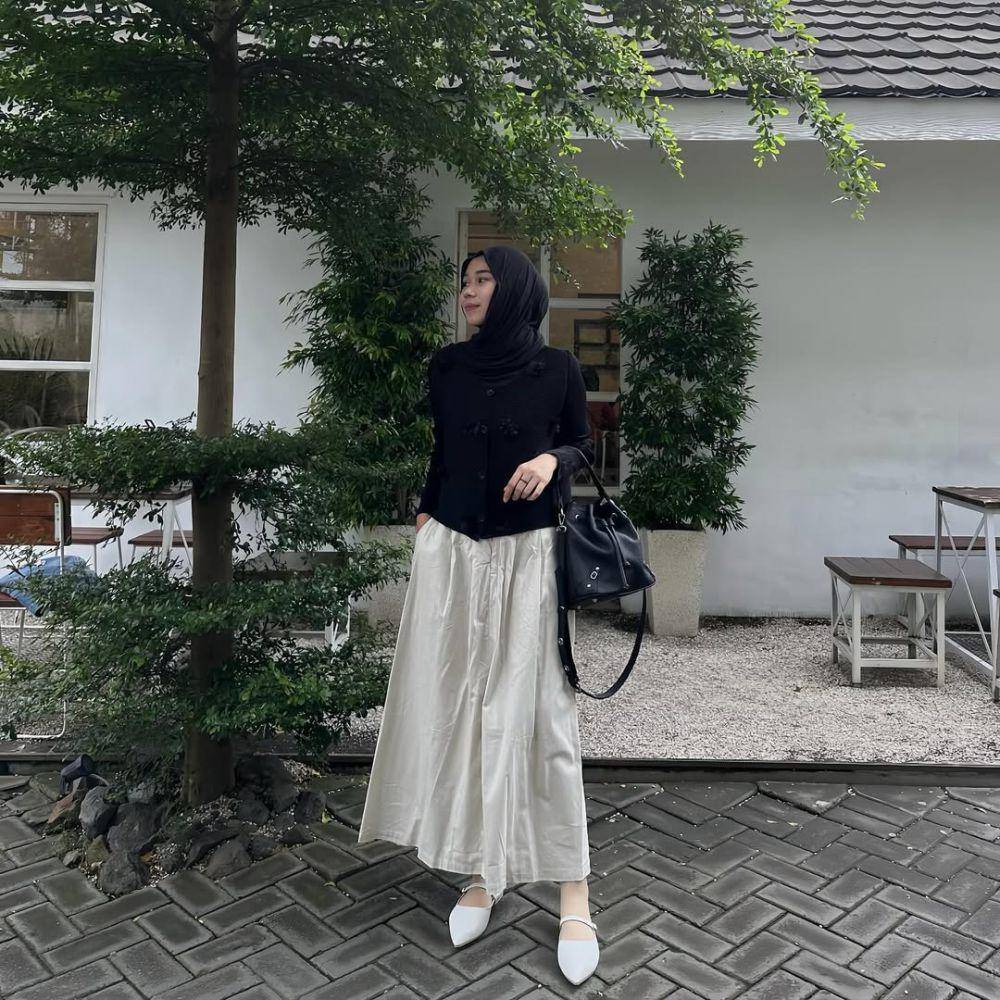inspirasi style clean outfit ala Fitri Hasiani (instagram.com/_kakpit)
