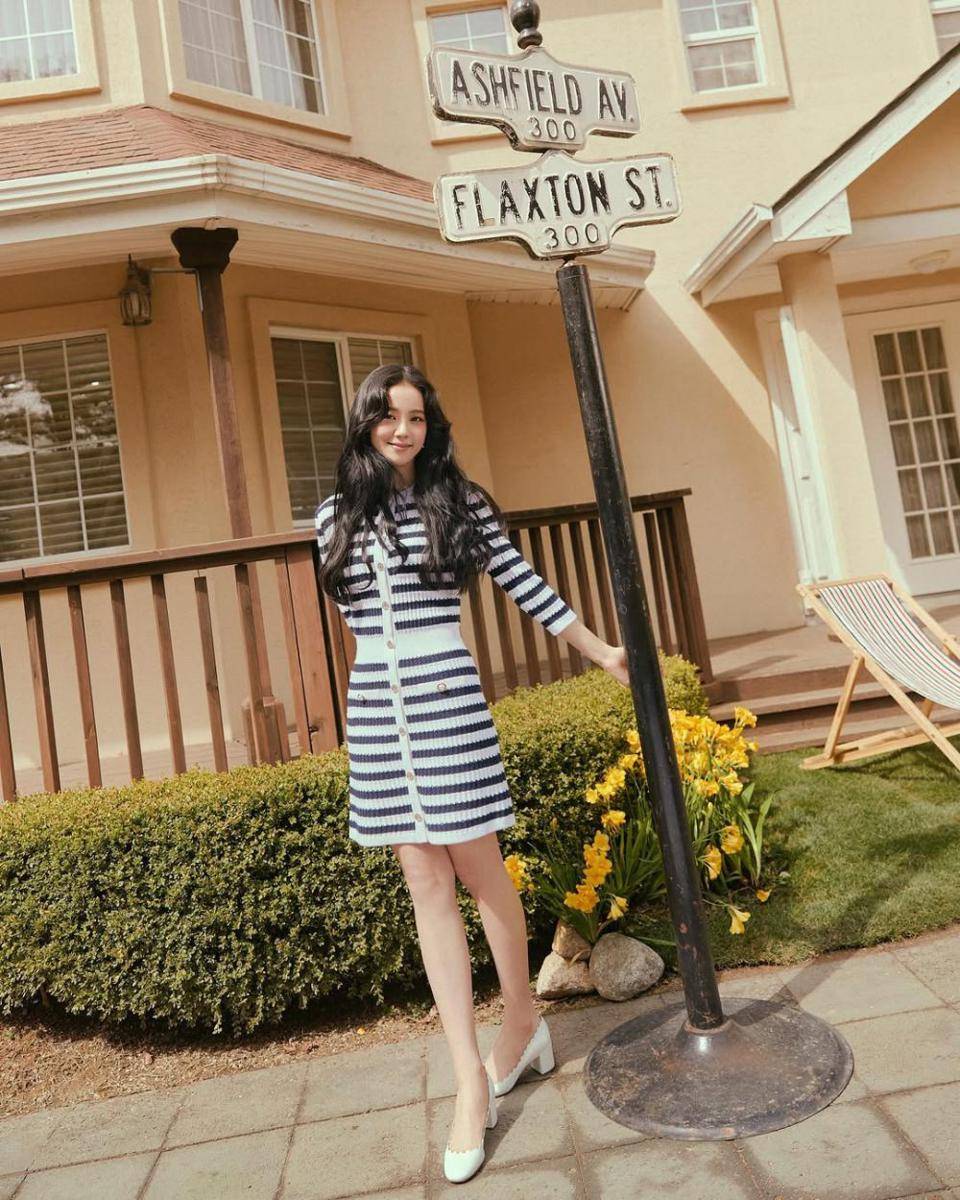 gaya clean outfit ala Jisoo BLACKPINK (instagram.com/sooyaaa__)